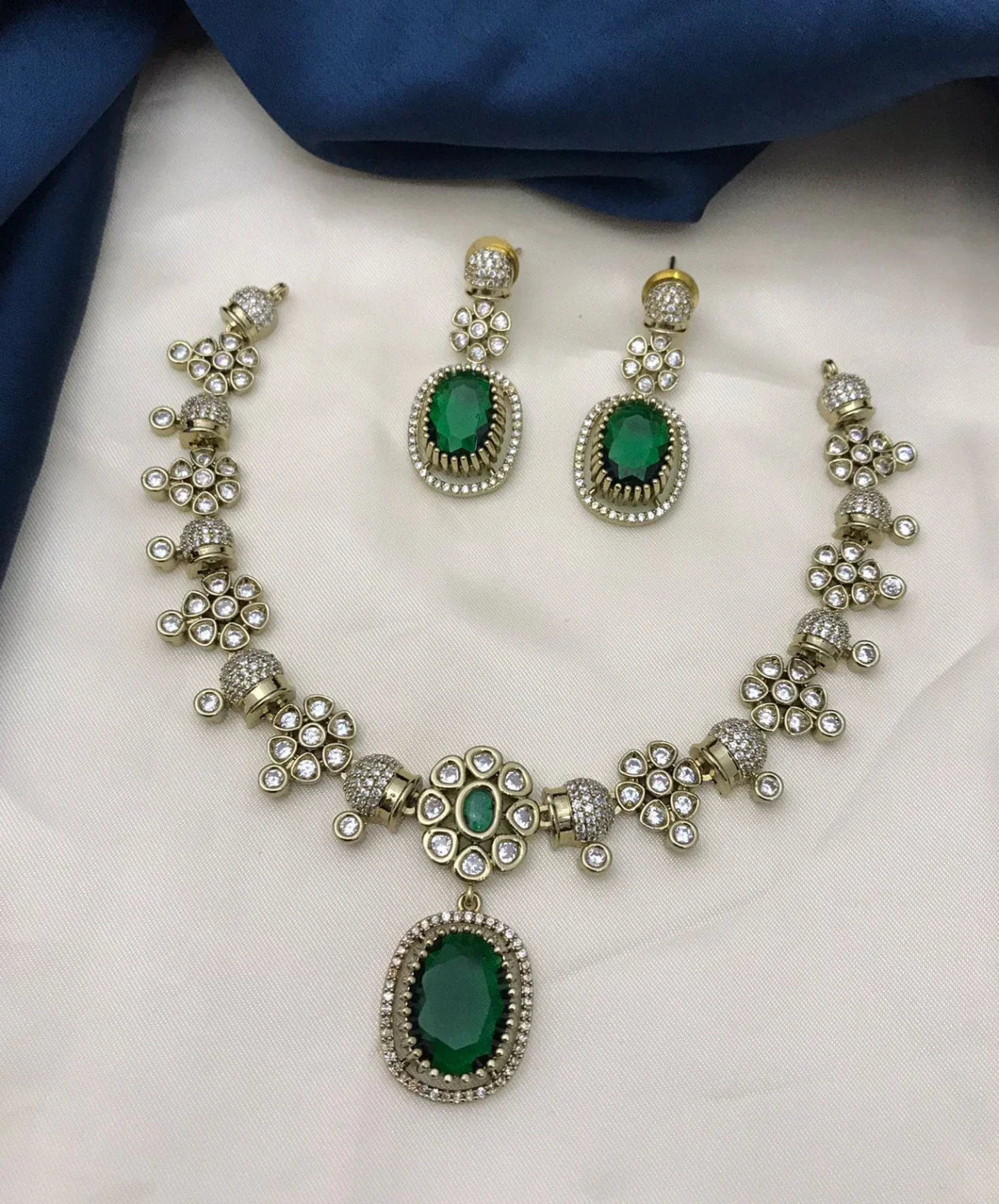 Emerald Oval & Floral Jewellery Set with Earing